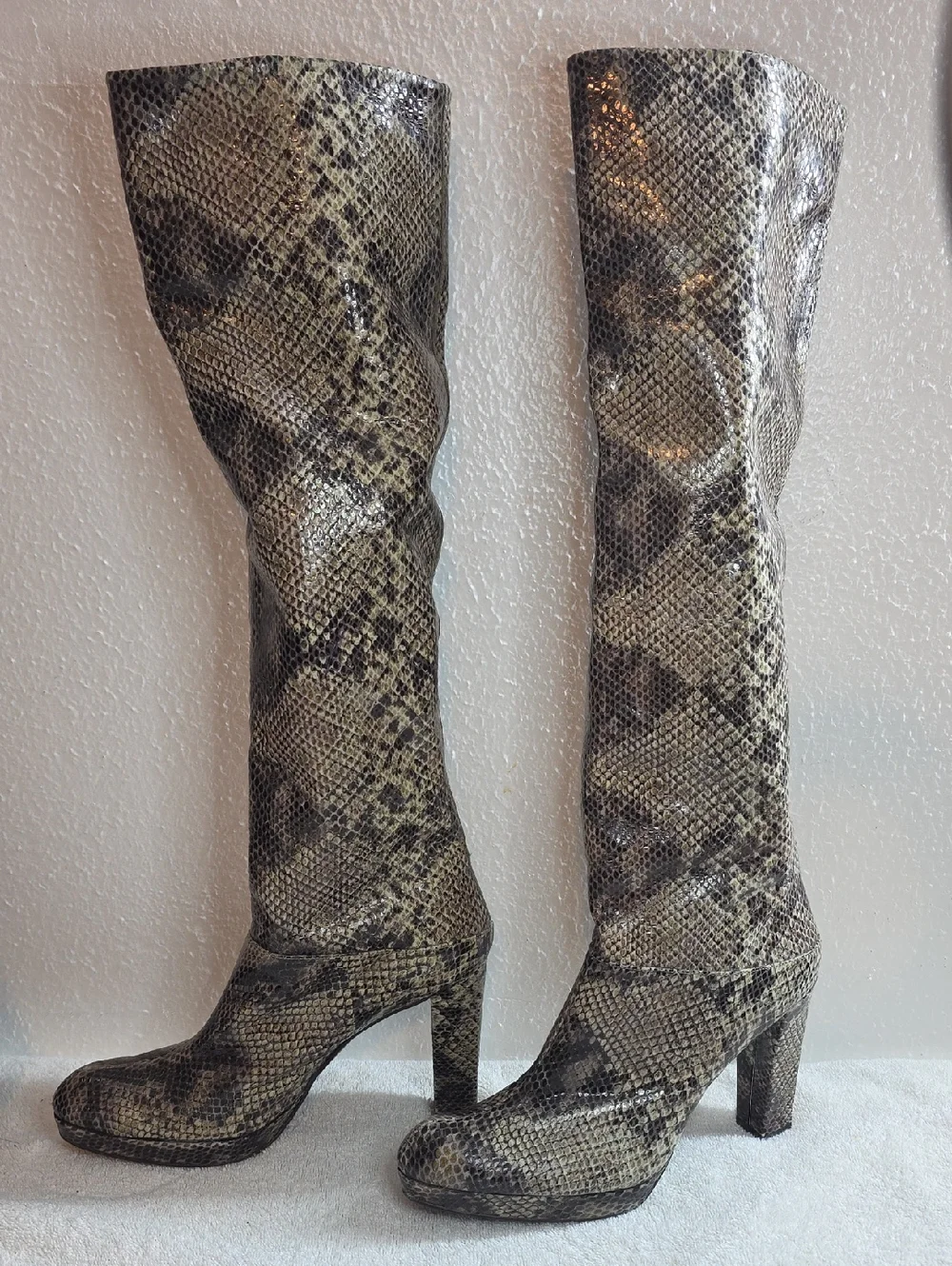 Stuart Weitzman Ladies 8.5N Knee High Tall Python Effect Boots Nice Chic Vguc